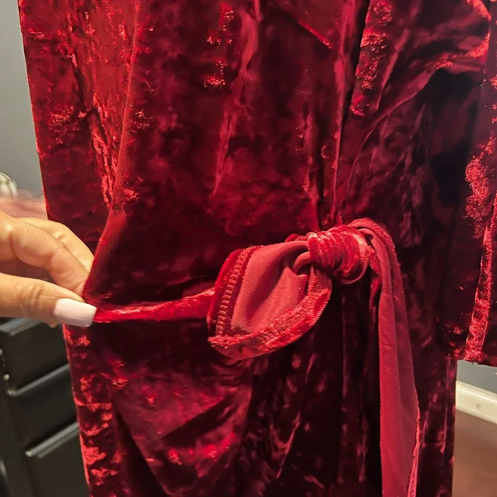 Robbie Bee Women's Red Velvet Midi Dress. In EUC.